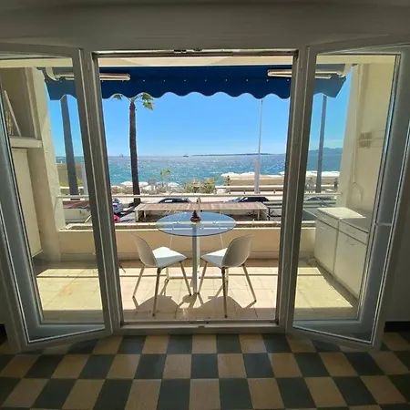 Διαμέρισμα Large On The Seafront Αντίμπ