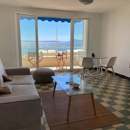 Large On The Seafront Αντίμπ