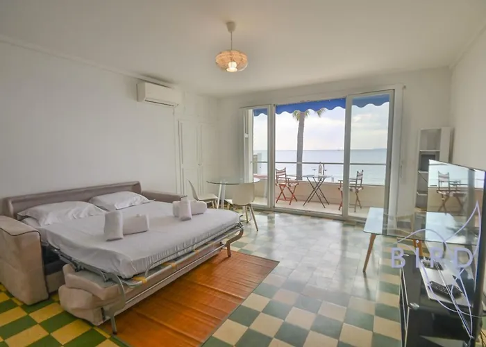 Large On The Seafront Αντίμπ