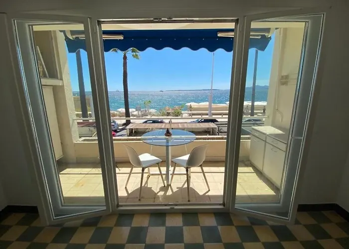 Large On The Seafront Διαμέρισμα Αντίμπ